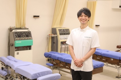 草加鍼灸院 整骨院で院長が立っている画像