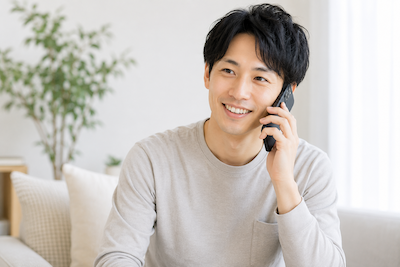 男性が電話をかけている画像